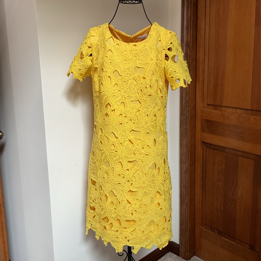 Calvin Klein Canary Yellow Floral Pattern Lace Dress, size 6 - Picture 2 of 6
